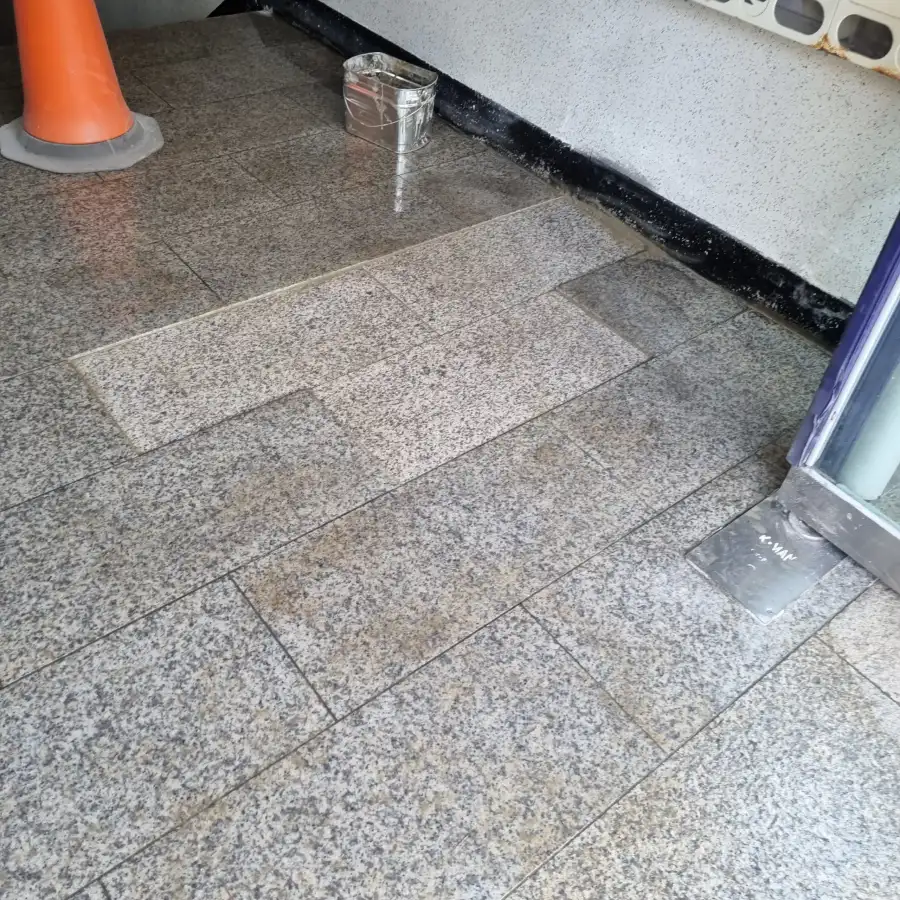 건물 현관 바닥 대리석 판 부분 재시공 완료 사진