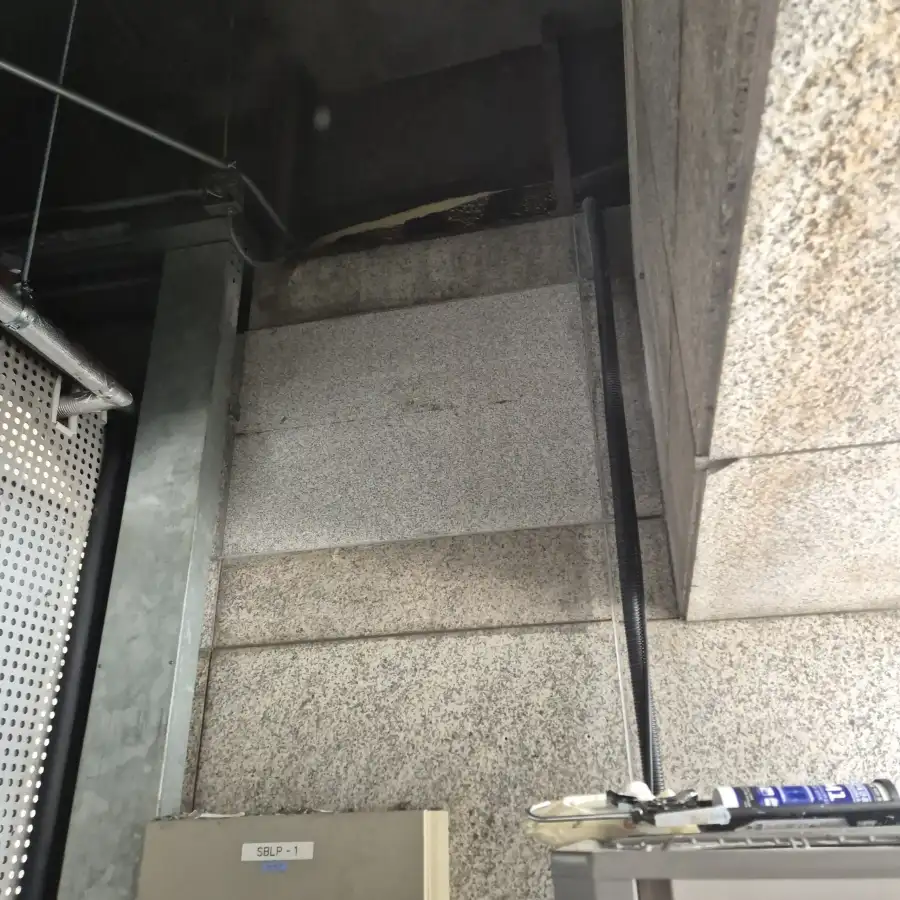 창고 외벽 화강대리석 탈락 부위 재설치 사진