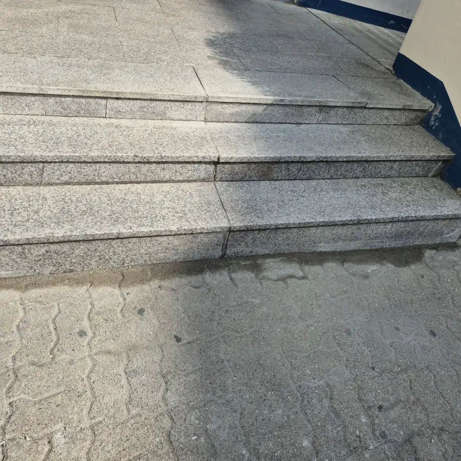아파트 출입구 계단 대리석 파손 부위 부분 보수 완료 사진